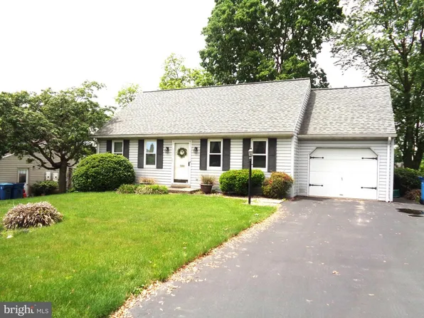 326 Barberry Dr, Lancaster, PA 17601