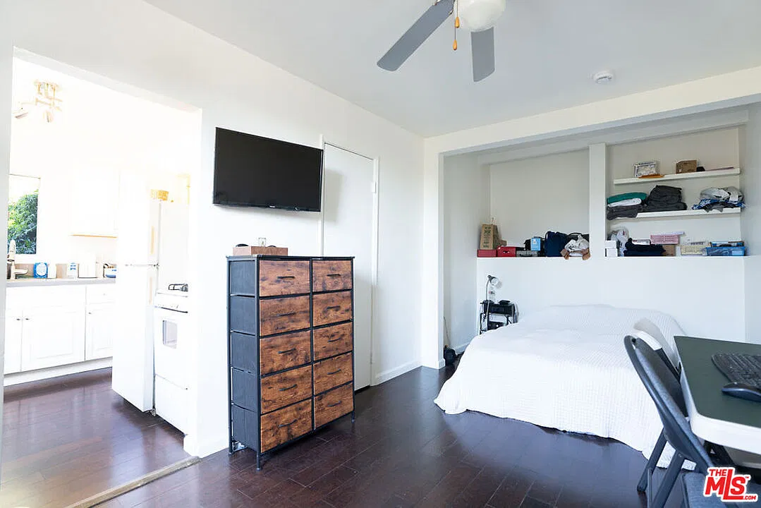 Studio, 1.0 bath, 332 sqft, $1,950 — Photo 2