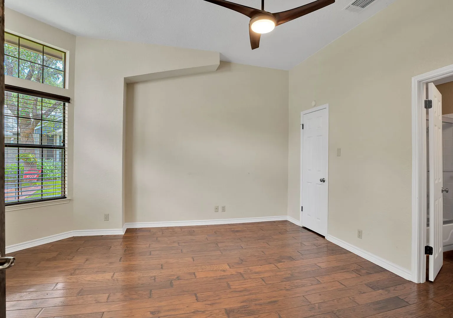 Charming Home in Castle Hills Forest — Photo 4
