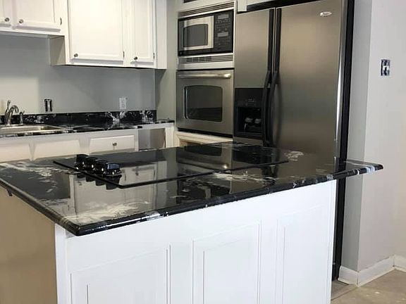 Kitchen: Stovetop, microwave, oven