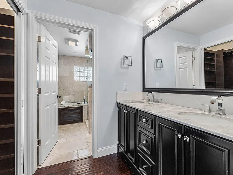 7076 Middlebury Dr — Photo 17