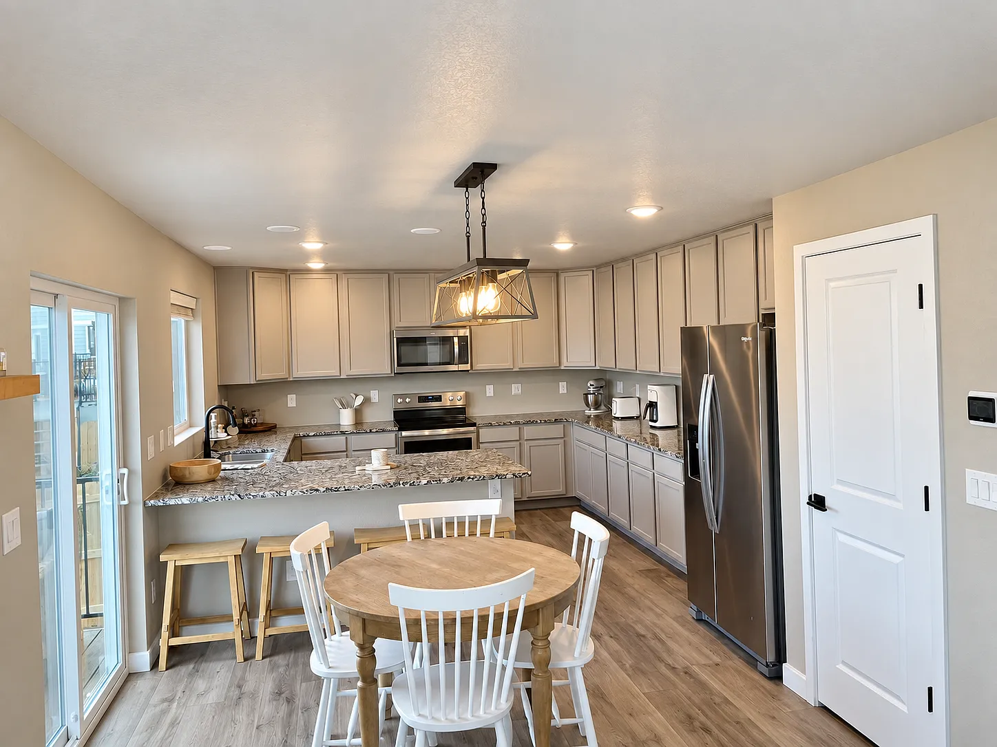 4 bed, 2.5 bath, 2450 sqft, $2,550 — Photo 4