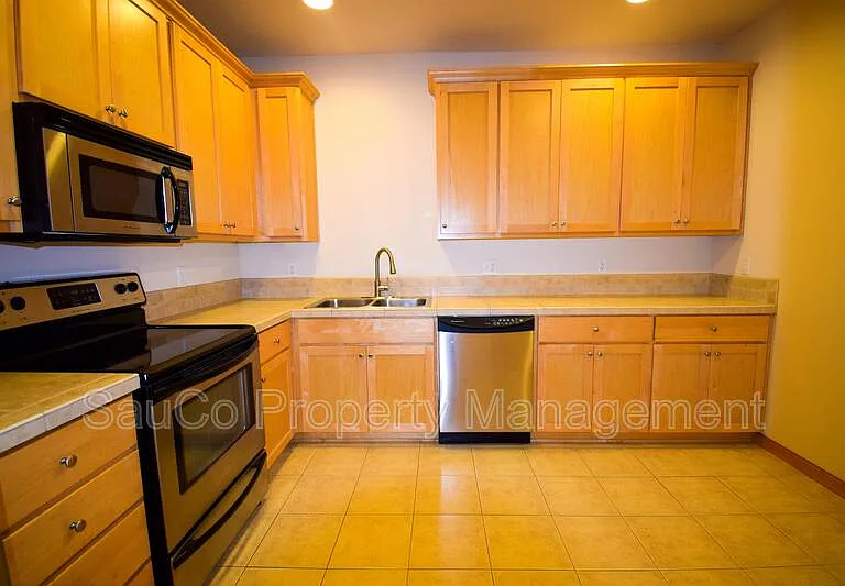2025 Elm St #4A — Photo 5