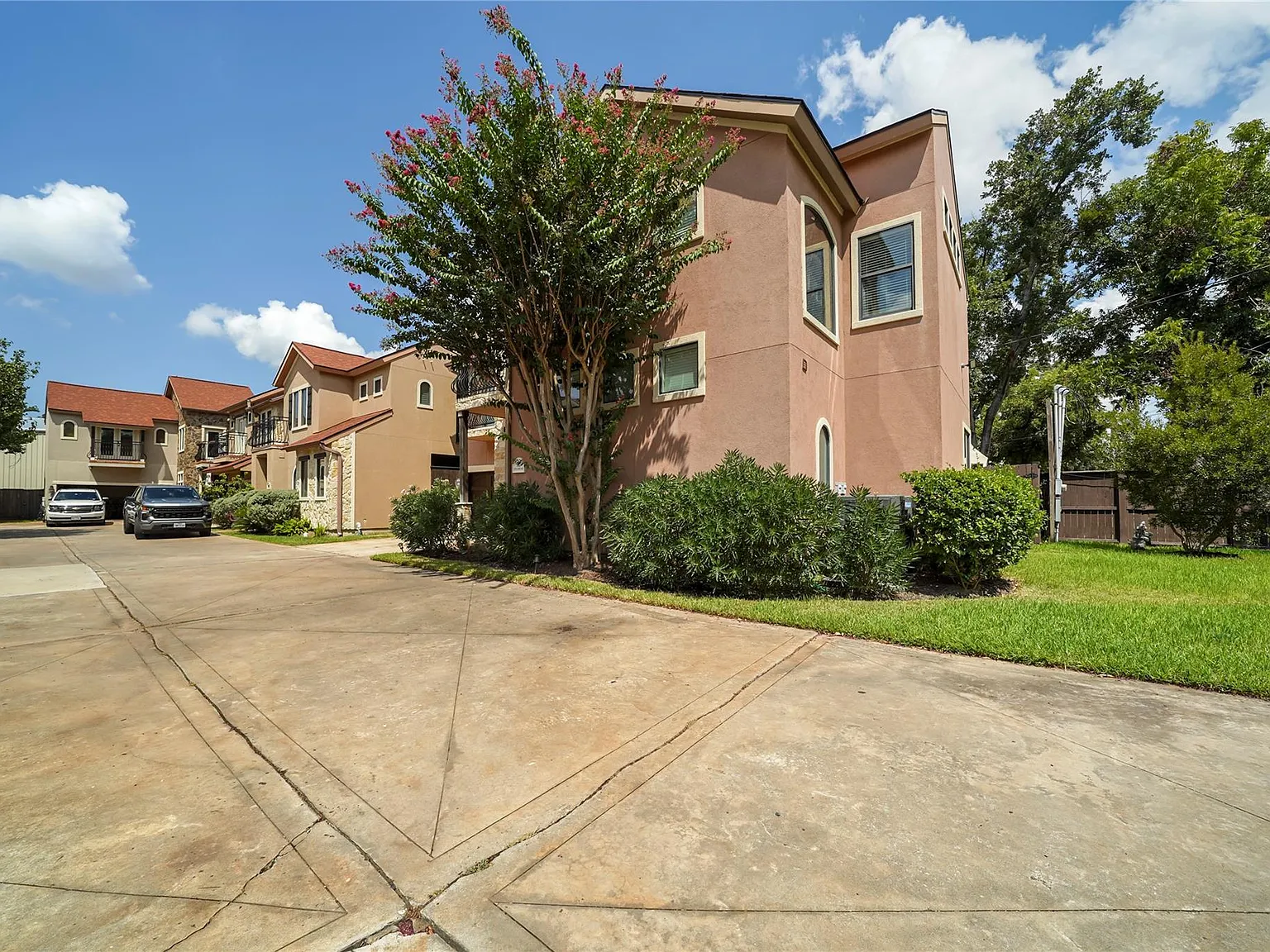 3 bed, 2.5 bath, 1951 sqft, $2,750 — Photo 3