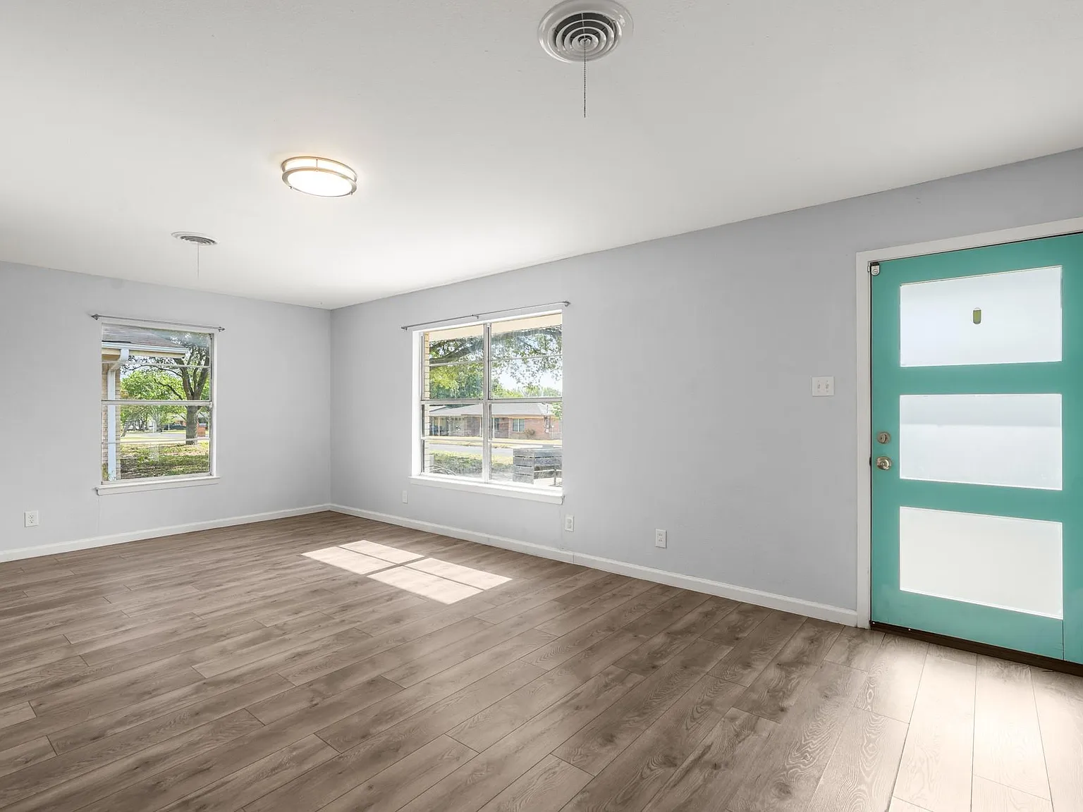 3 bed, 2.0 bath, 1615 sqft, $2,295 — Photo 4