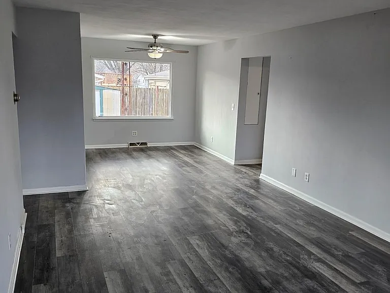 1133 Hoover St — Photo 3
