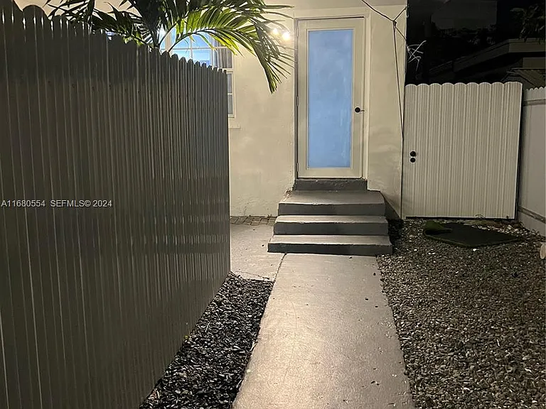 2425 SW 26th Ln #B — Photo 3