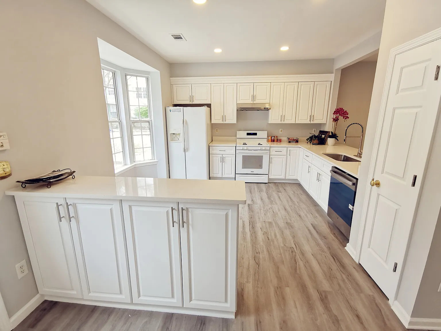 3 bed, 2.5 bath, 1316 sqft, $2,200 — Photo 4