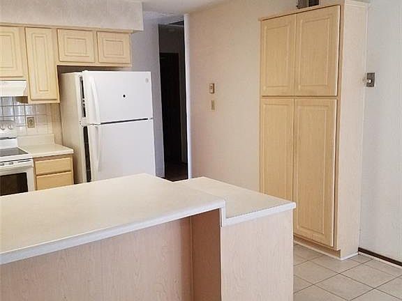 3rd image of 741 Linden Ct