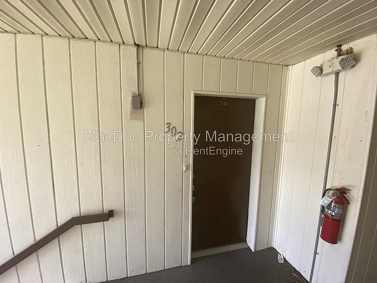 100 Chesterfield Ln #302 — Photo 2