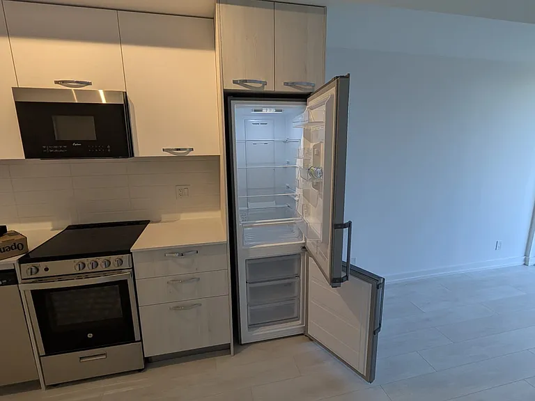75 James St S #612 — Photo 6