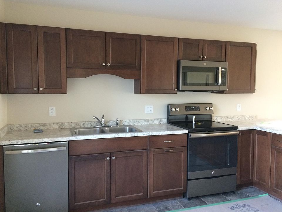 Slate GE appliances w pantry and patio off the kitchen