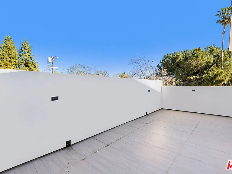 19535 Strathern St — Photo 13