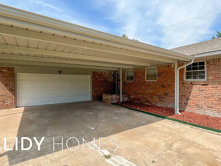 702 Amity Ln — Photo 2