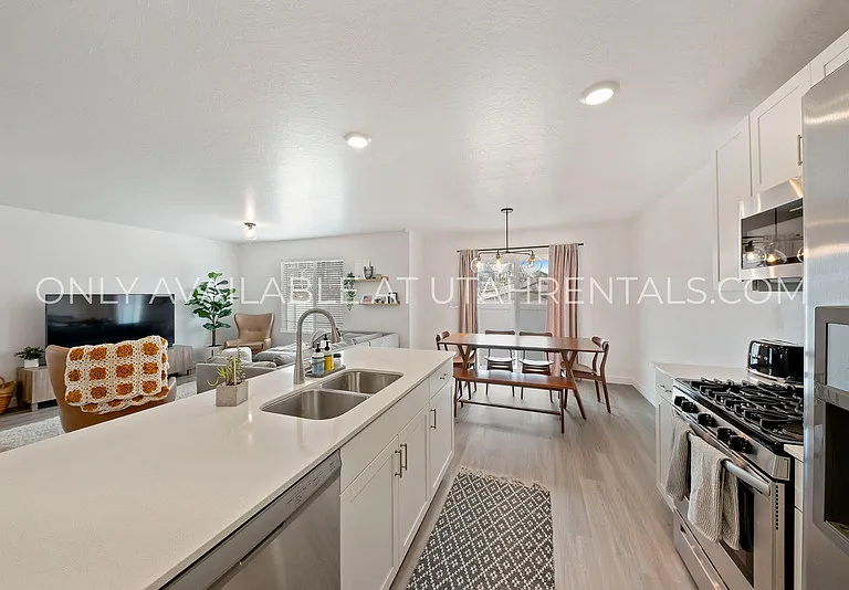 341 N Angus Dr — Photo 11