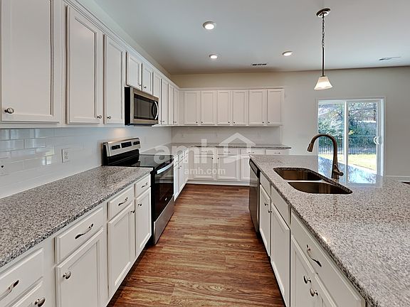 4th image of 3020 Esquire Dr