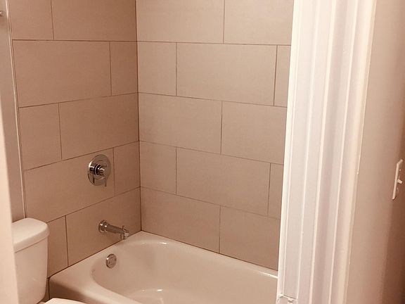2nd image of 535 W Oakdale Ave