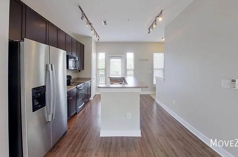 827 Seigle Point Dr — Photo 3