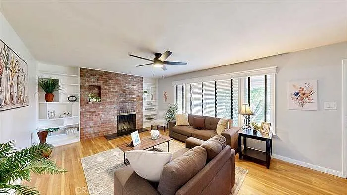 439 Stanford Dr — Photo 2