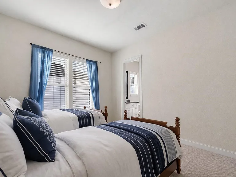 705 Delano St — Photo 33