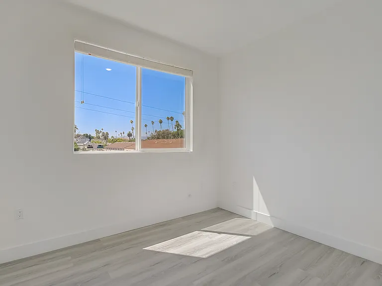 547 N Heliotrope Dr — Photo 9