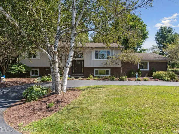 3340 N Hickory Ridge Rd, Highland, MI 48357