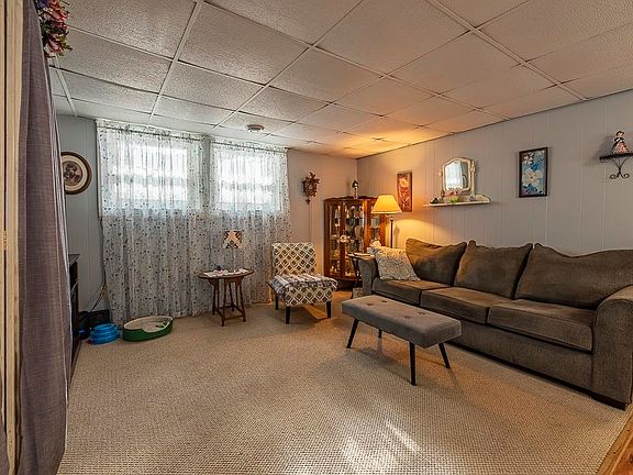 4th image of 209 Gifford St