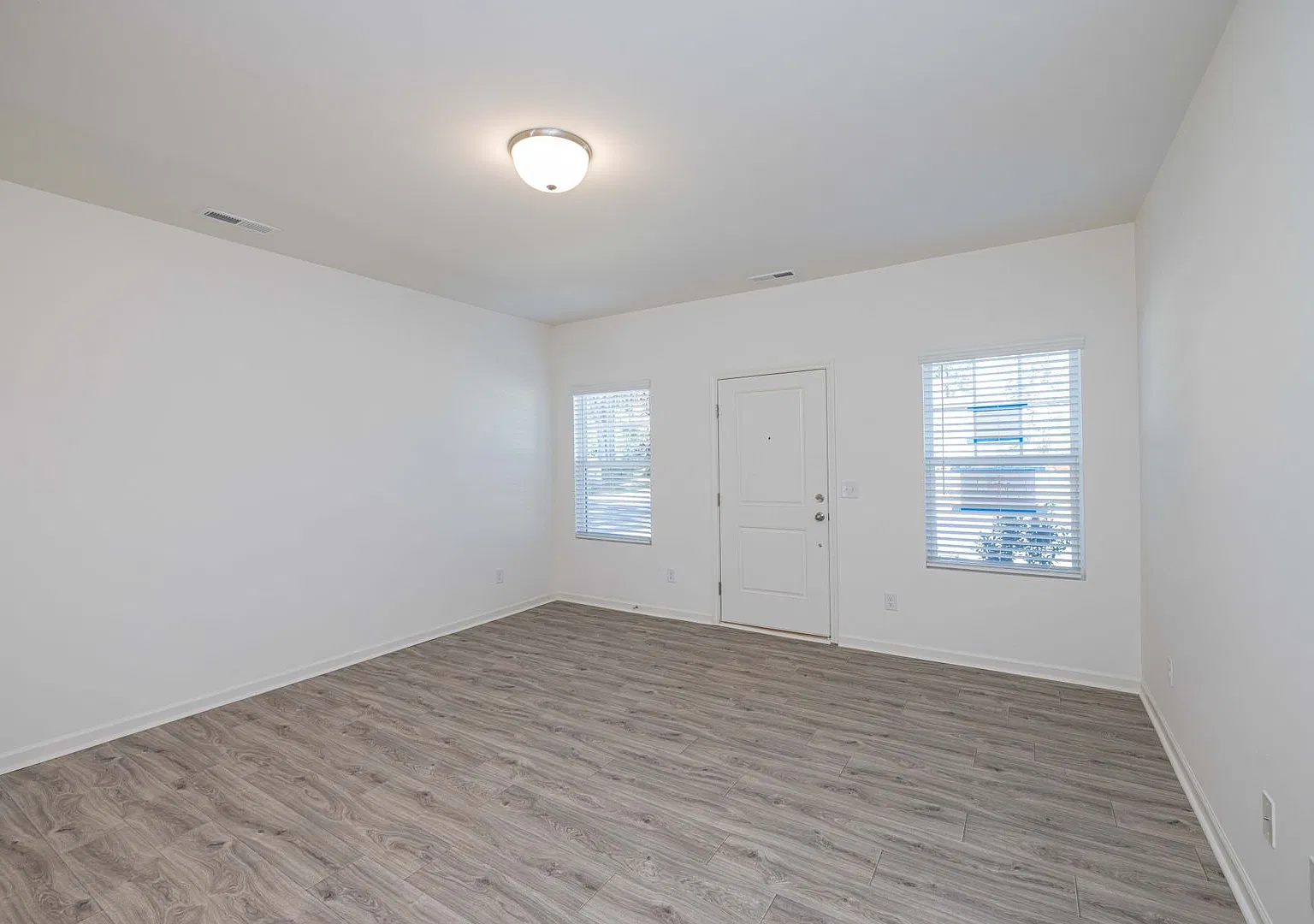 2Bd/2.5ba End Unit Townhome for Rent Near Downtown Mooresville | Move In Special 1 Month Free — Photo 4