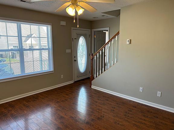 4th image of 916 Hazelbrook Way