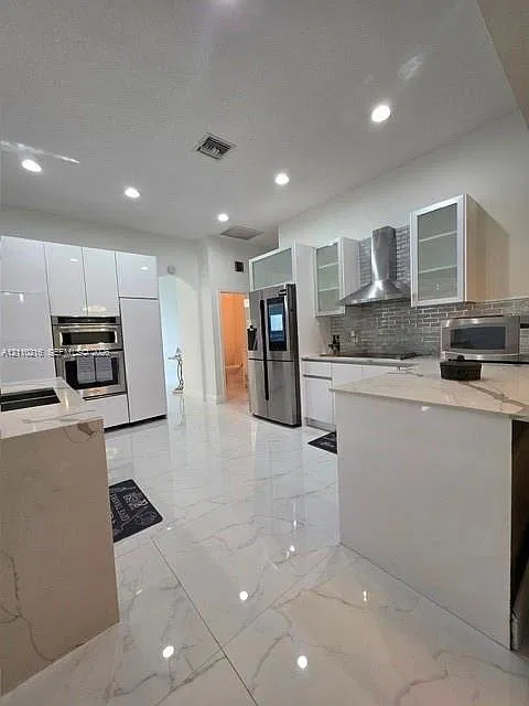 4 bed, 2721 sqft, $6,200 — Photo 4