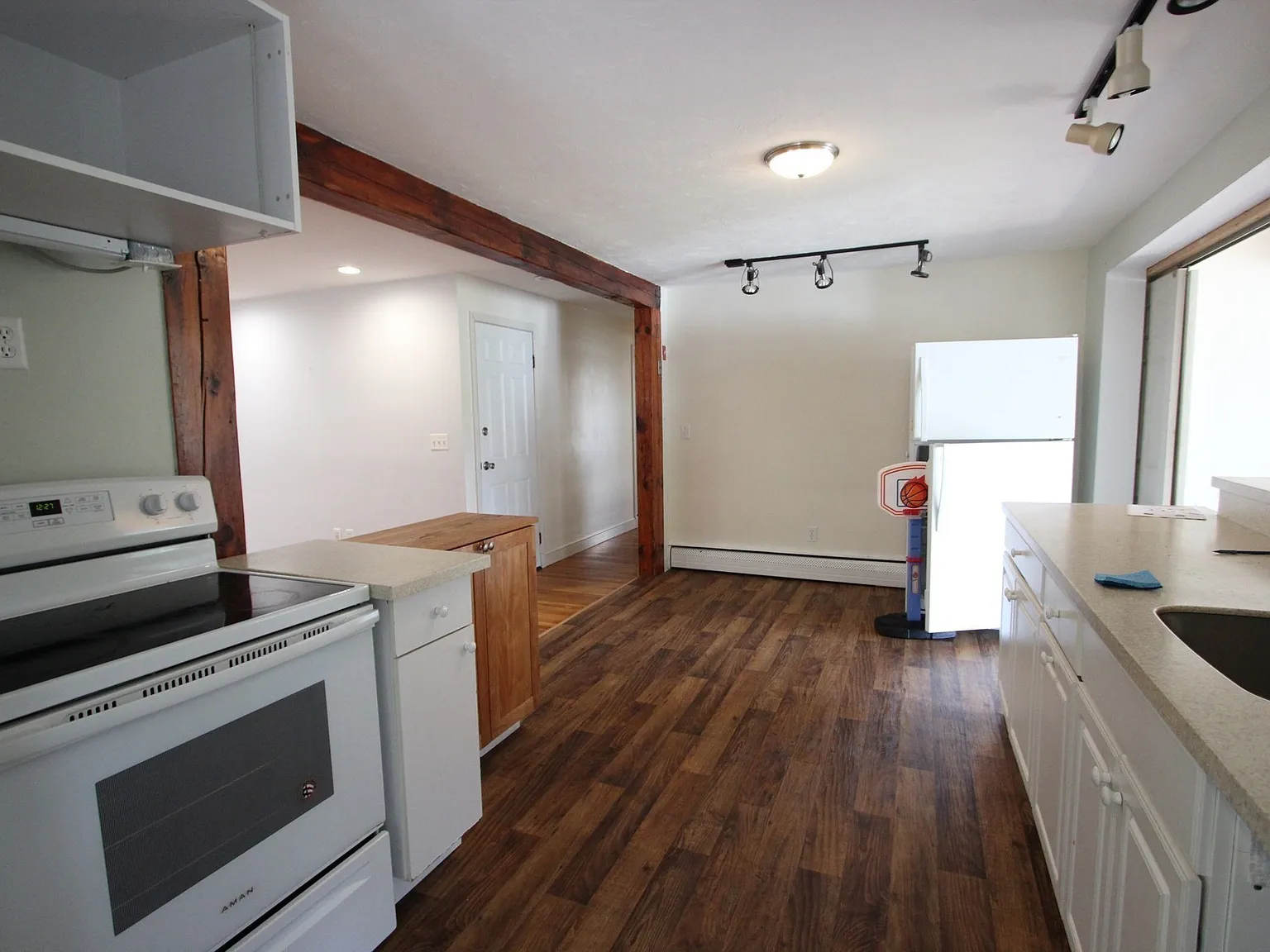3 bed, 1.0 bath, 1312 sqft, $3,300 — Photo 3
