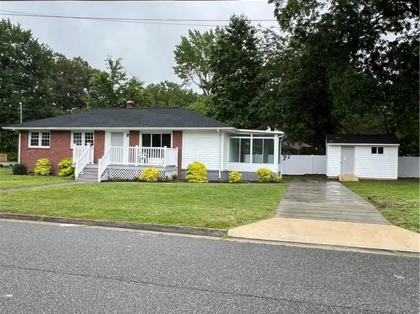 1 Wedgewood Dr, Newport News, VA 23601
