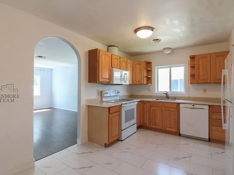 402 Abbot St — Photo 7