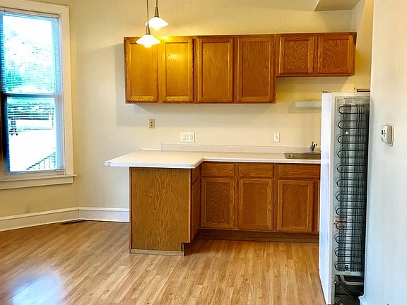 3rd image of 1523-25 N Farwell Ave #B