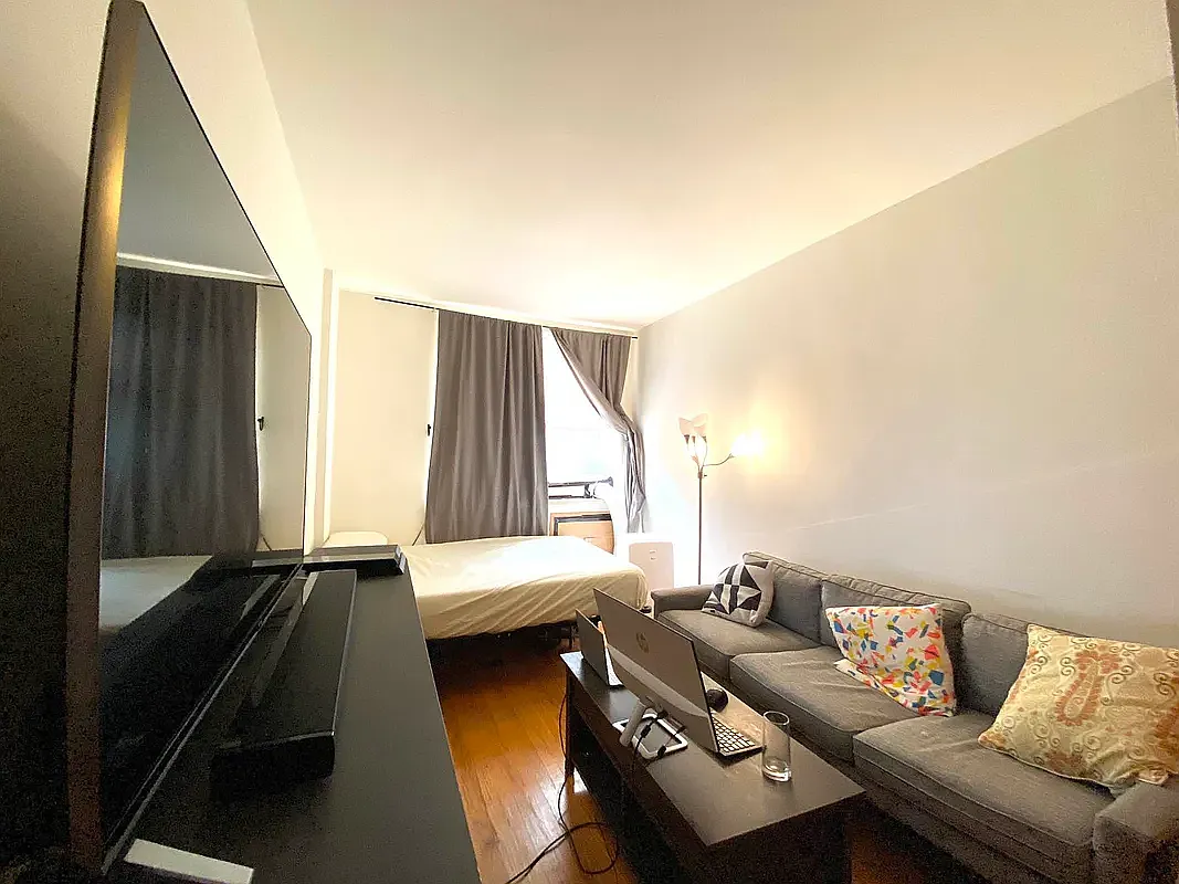 Building Photo - 27 W 71st St #1A