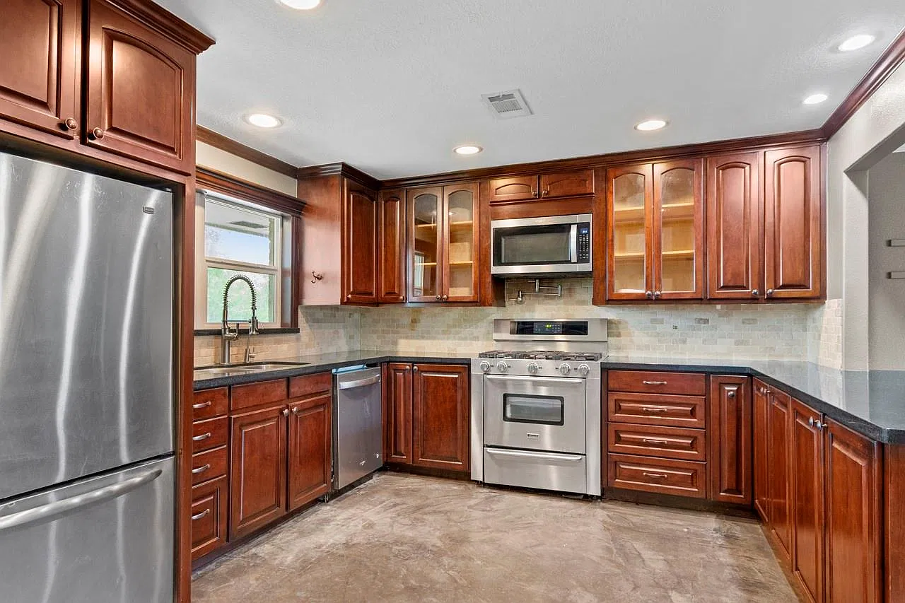 3 bed, 2.0 bath, 1230 sqft, $2,350 — Photo 3