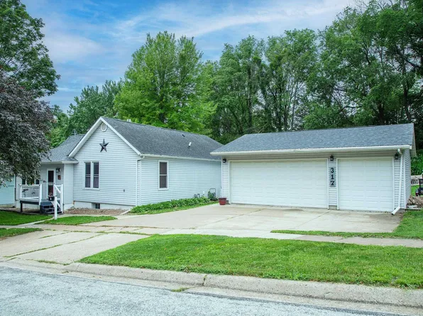 317 4th St NE, Waverly, IA 50677
