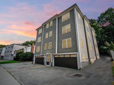 829 Lagrange St Unit 4, Boston, MA, 02132