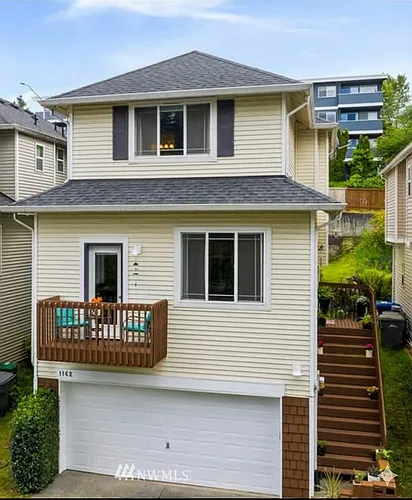 1162 Edmonds Pl NE Photo 1