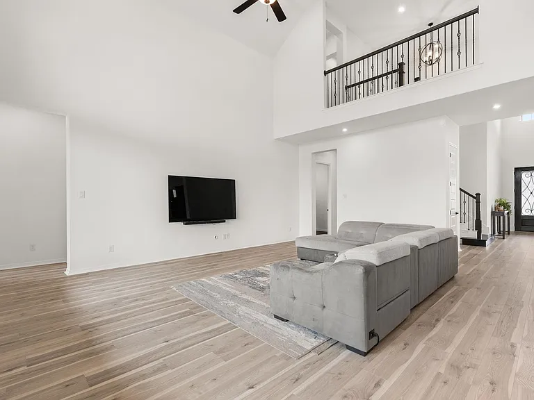 372 Hollister Dr — Photo 14