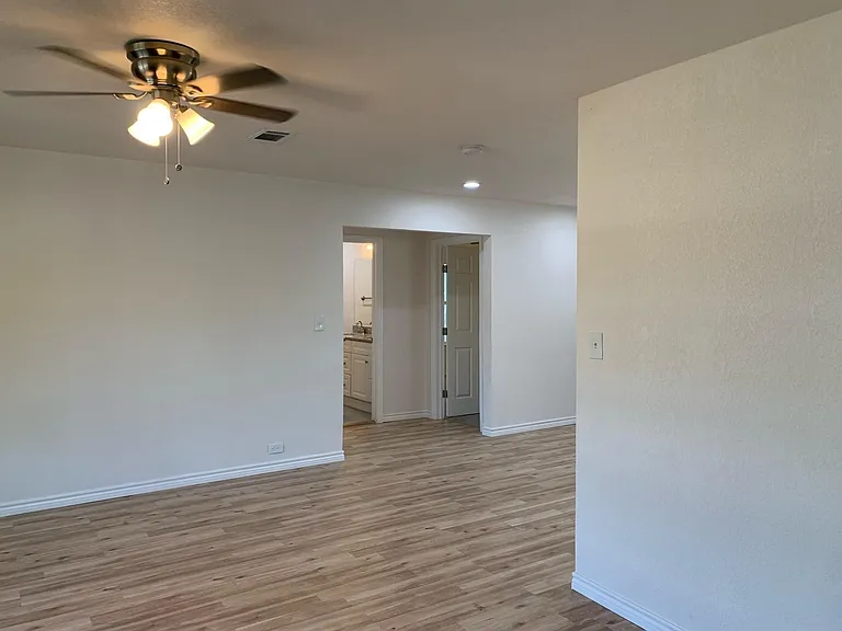 820 W Crawford St — Photo 2