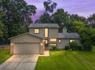 2200 Quail Run Dr, Commerce Township, MI