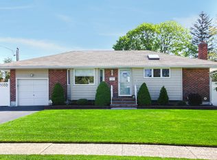 11 Lisa Dr, Deer Park, NY 11729