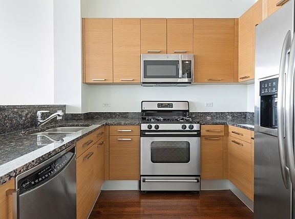 5th image of 500 W Superior St Unit 1010