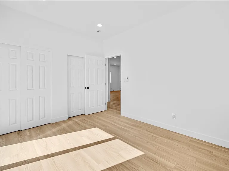 3884 Alsace Ave — Photo 11
