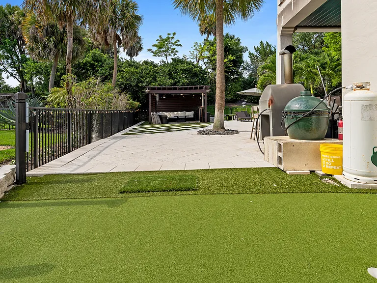 9521 Eden Mnr — Photo 27