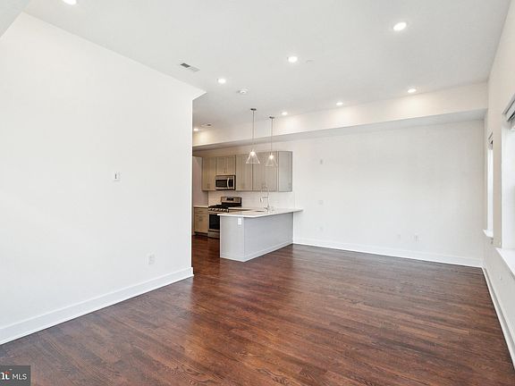 5th image of 207 E Allen St Unit 8