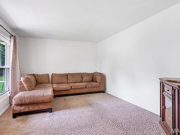 3rd image of 2470 Palm Dr
