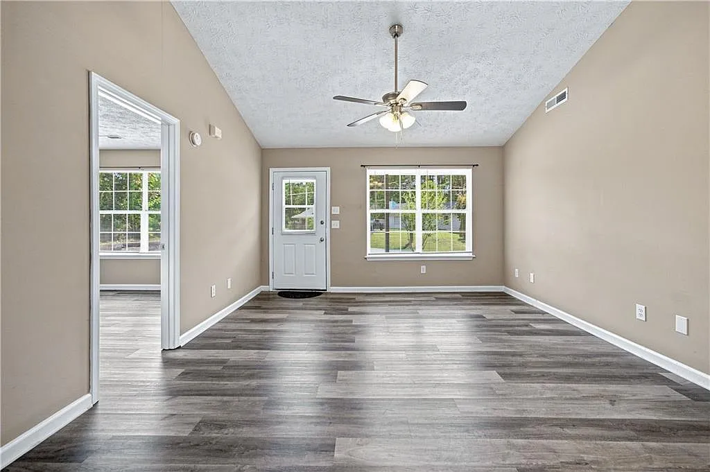 3 bed, 2.0 bath, 1118 sqft, $1,700 — Photo 3