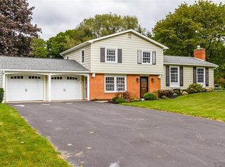 18 Thorntree Cir, Penfield, NY 14526